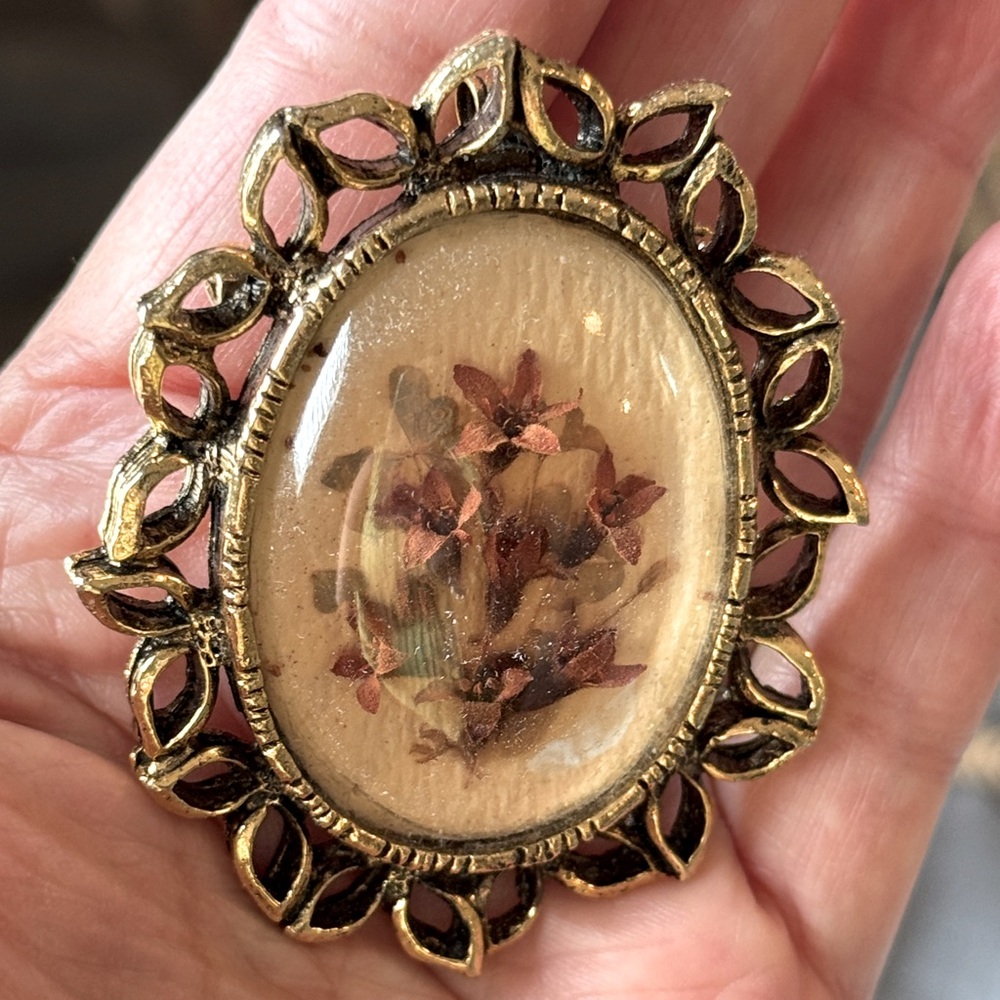 Vintage Pressed Flowers domed brooch - Picture 7 of 7